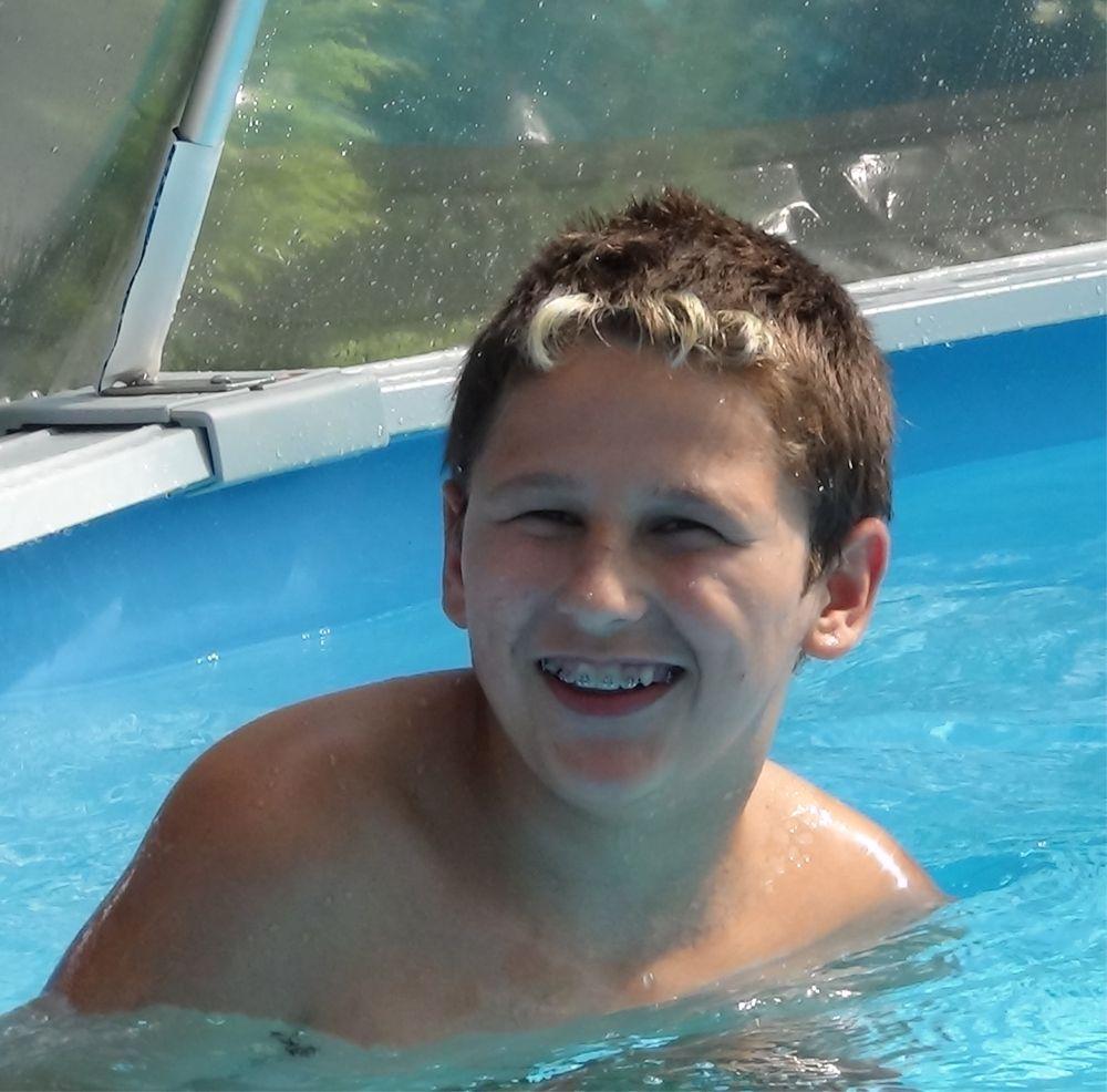 Zwei Personen spielen gemeinsam Schach.