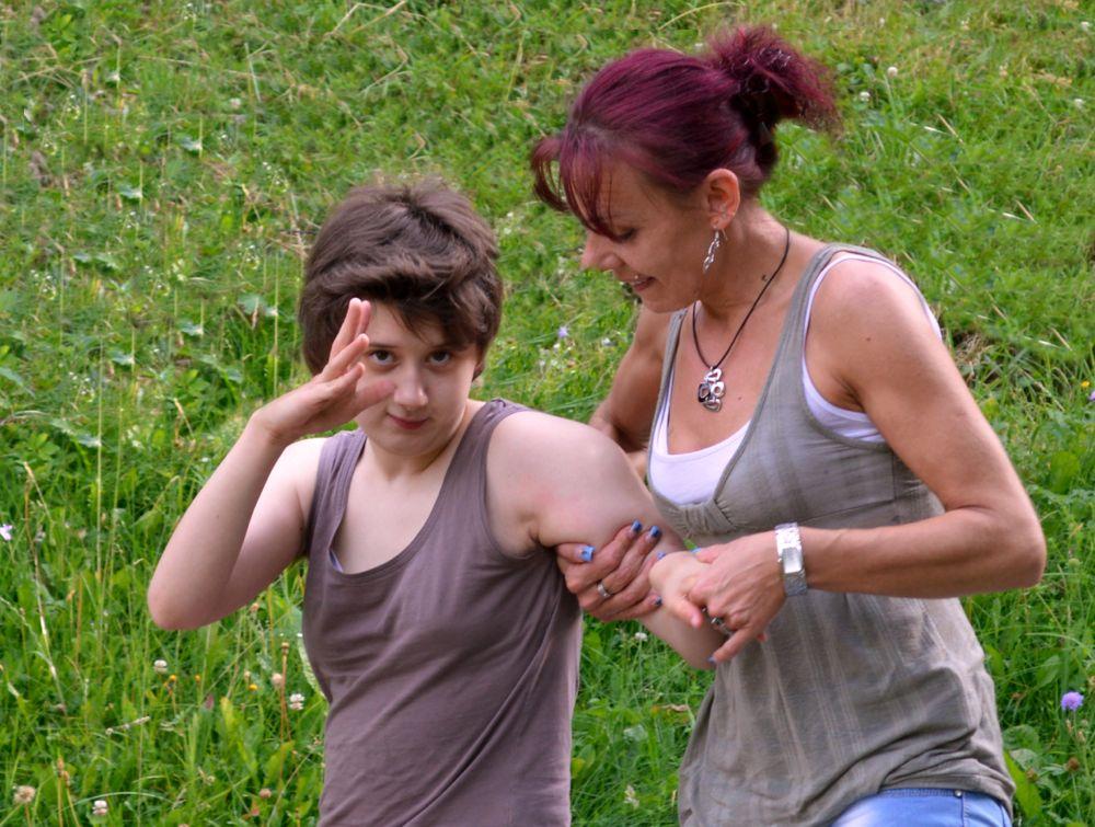 Ein Team arbeitet kreativ an einem Projekt.